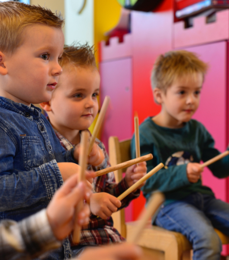 Zittende kinderen in de klas met muziekinstrumenten